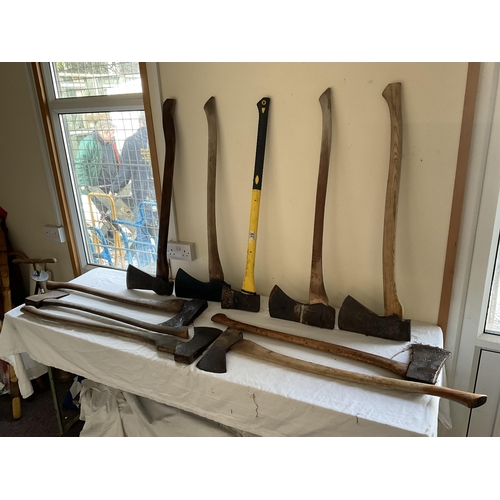 64 - QTY OF VINTAGE AXES TO INCLUDE FIBRE GLASS HANDLED EXAMPLE