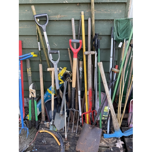 69 - LARGE QTY OF TOOLS TO INCLUDE BRUSHES, SAWS, SPIRIT LEVELS, SNOW SHOVELS ETC