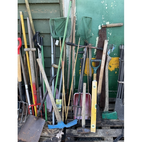 69 - LARGE QTY OF TOOLS TO INCLUDE BRUSHES, SAWS, SPIRIT LEVELS, SNOW SHOVELS ETC