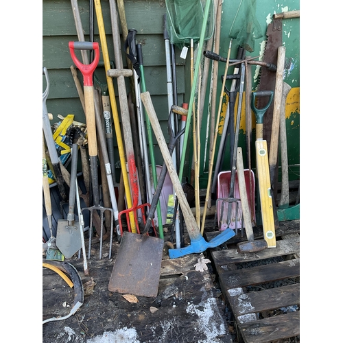 69 - LARGE QTY OF TOOLS TO INCLUDE BRUSHES, SAWS, SPIRIT LEVELS, SNOW SHOVELS ETC