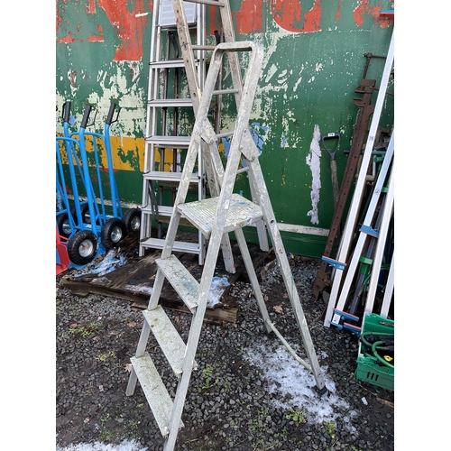 75 - 6 METAL AND ALUMINIUM FOLDING STEPS