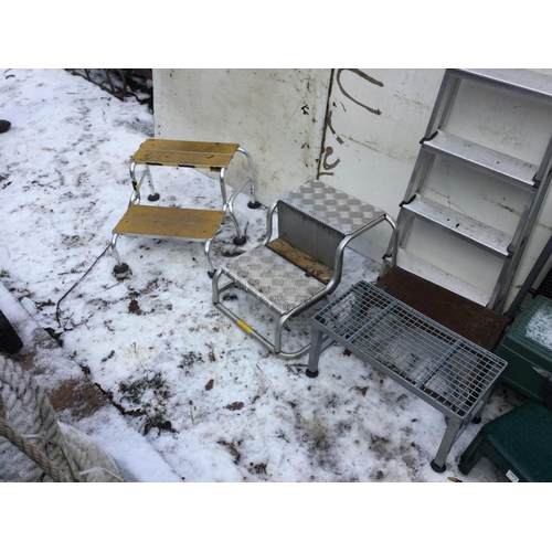 93 - 7 FOLDING STEPS AND CARAVAN STEPS