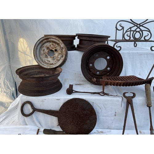 109 - QTY OF METALWORK ITEMS TO INCLUDE GRATES, WHEELS ETC