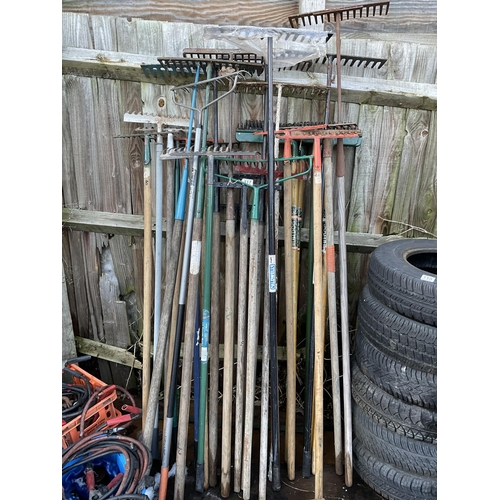 117 - 30 GARDEN RAKES