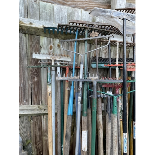 117 - 30 GARDEN RAKES