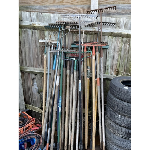 117 - 30 GARDEN RAKES