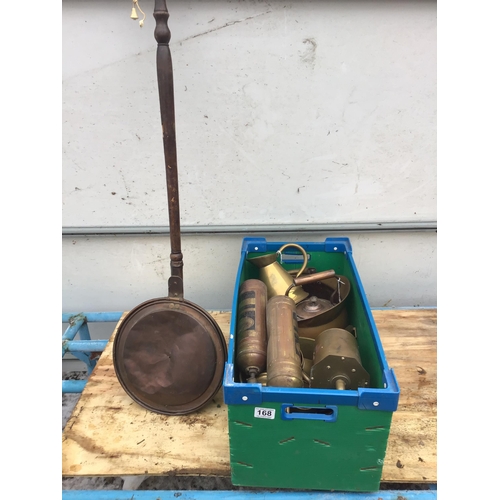 168 - CRATE OF BRASS & COPPER WARETO INCLUDE MEAT JACK , FIRE EXTINGUSHER,WARMING PAN ETC