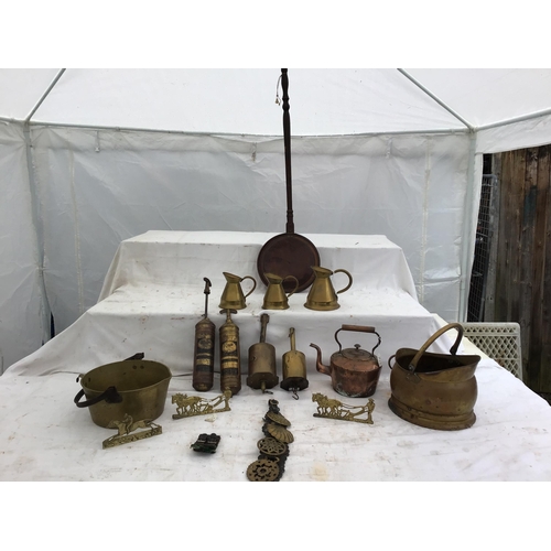 168 - CRATE OF BRASS & COPPER WARETO INCLUDE MEAT JACK , FIRE EXTINGUSHER,WARMING PAN ETC