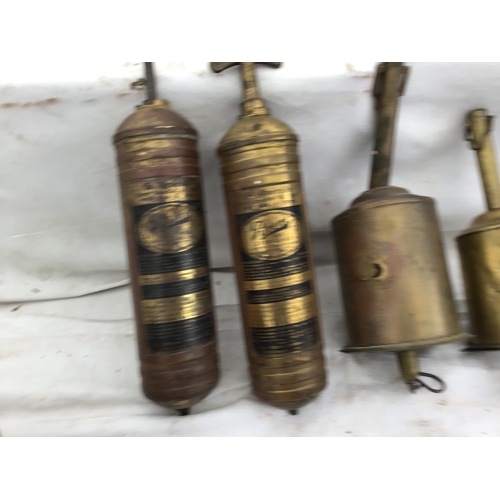 168 - CRATE OF BRASS & COPPER WARETO INCLUDE MEAT JACK , FIRE EXTINGUSHER,WARMING PAN ETC