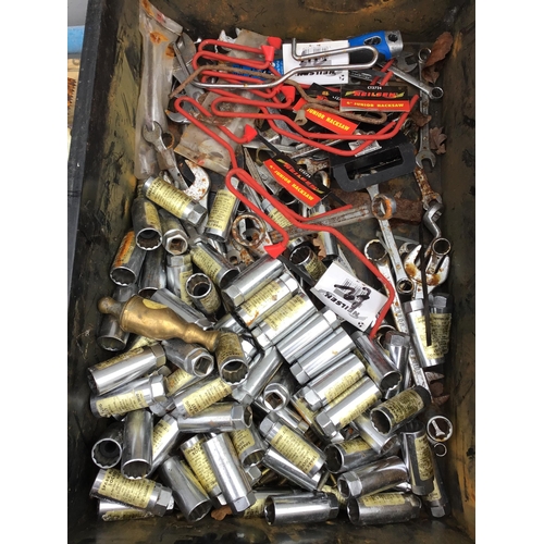 175 - CRATE OF SOCKETS, BRICKIE TROWEL SET ETC