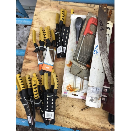 175 - CRATE OF SOCKETS, BRICKIE TROWEL SET ETC