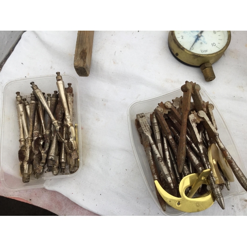 180 - CRATE OF BRASS & WOODEN ITEMS TO INCLUDE BRASS SPRAYS, BELLOWS, BLOW LAMPS AND SCRUBBING BOARDS