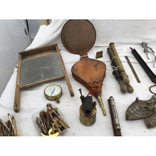 180 - CRATE OF BRASS & WOODEN ITEMS TO INCLUDE BRASS SPRAYS, BELLOWS, BLOW LAMPS AND SCRUBBING BOARDS