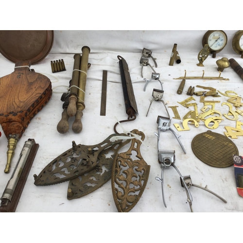 180 - CRATE OF BRASS & WOODEN ITEMS TO INCLUDE BRASS SPRAYS, BELLOWS, BLOW LAMPS AND SCRUBBING BOARDS