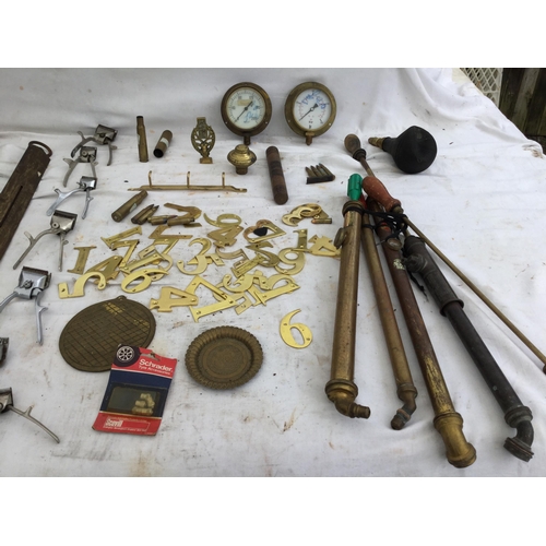 180 - CRATE OF BRASS & WOODEN ITEMS TO INCLUDE BRASS SPRAYS, BELLOWS, BLOW LAMPS AND SCRUBBING BOARDS