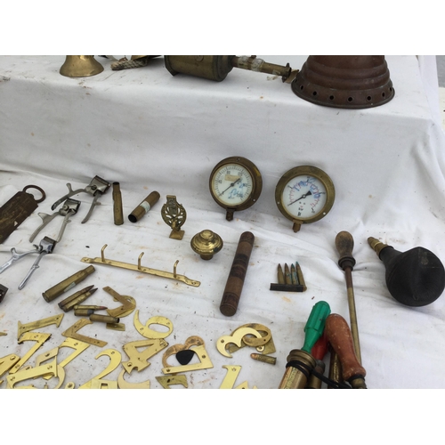 180 - CRATE OF BRASS & WOODEN ITEMS TO INCLUDE BRASS SPRAYS, BELLOWS, BLOW LAMPS AND SCRUBBING BOARDS