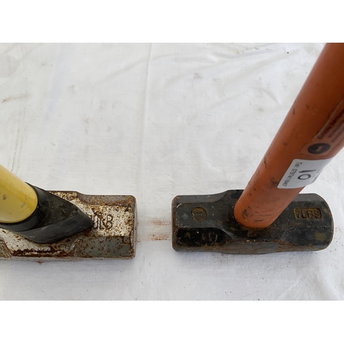 10 - QTY OF SLEDGE HAMMERS AND AXES TO INCLUDE FIBRE GLASS HANDLED EXAMPLES