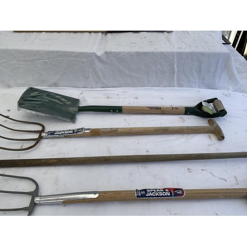 12 - QTY OF GARDENING TOOLS TO INCLUDE SPADE, FORKS, RAKES ETC