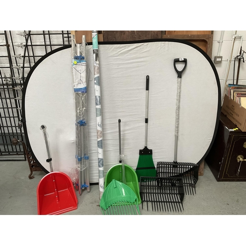 25 - NEW ALUMINIUM ROTARY WASHING LINE, BLACKOUT ROLLER BLIND, LEAF SWEEPER AND  PAN AND 2 HAY FORKS A/F