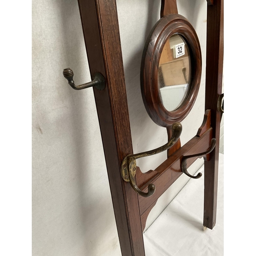 32 - OAK WALL MOUNTED HALL STAND  WITH MIRROR INSET A/F H37