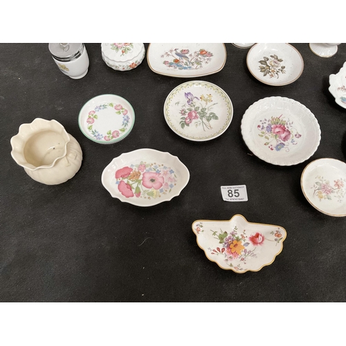 85 - BOX OF CHINA TO INCLUDE COALPORT, WEDGEWOOD, ROYAL DOULTON, ROYAL WORCESTER AND A LEONARDO FIGURE ET... 