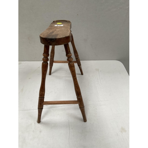 13 - VINTAGE OAK SHOE SHINE STAND ON TURNED LEGS H15