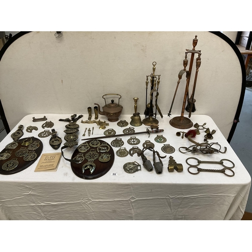 35 - BOX OF BRASS AND COPPER WARE TO INCLUDE HORSE BRASSES,BITS ETC