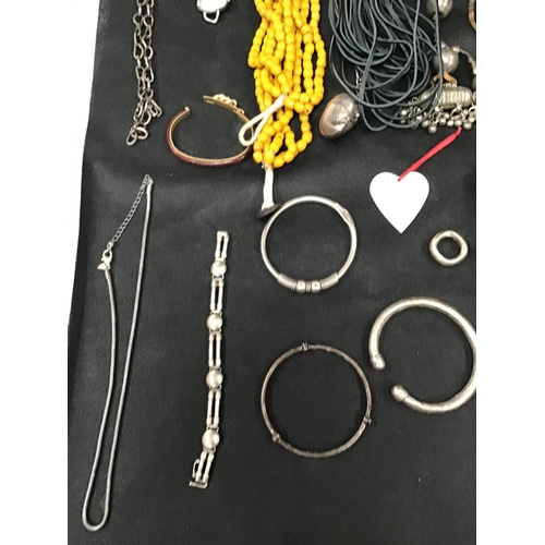 121 - QTY OF COSTUME JEWELLERY