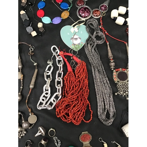 121 - QTY OF COSTUME JEWELLERY