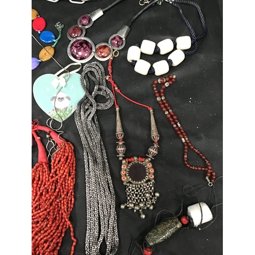 121 - QTY OF COSTUME JEWELLERY