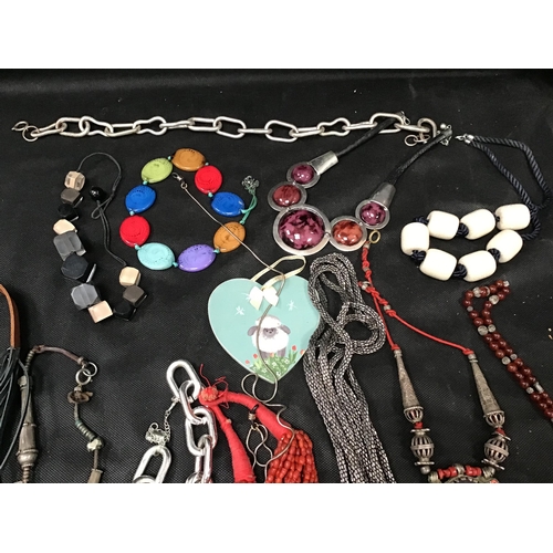 121 - QTY OF COSTUME JEWELLERY