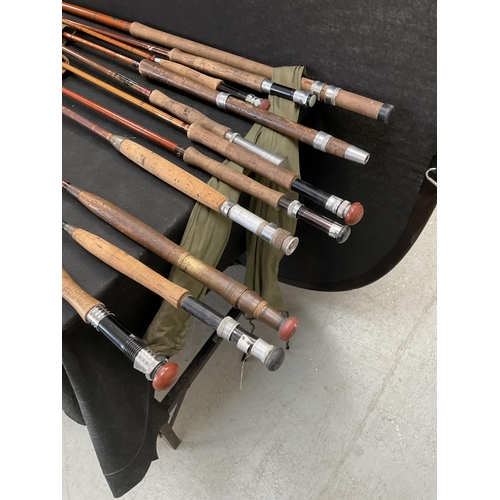 25 - QTY OF VINTAGE RODS AND REELS TO INCLUDE SPILT CANE EXAMPLES ETC