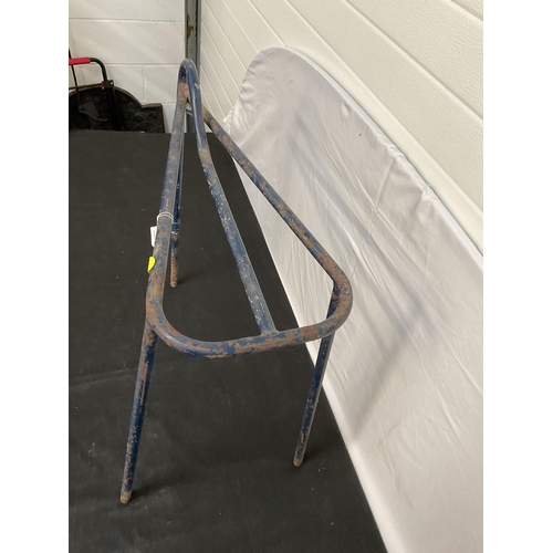 29 - METAL SADDLE STAND
H28