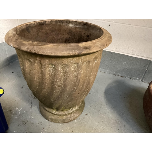 42 - VINTAGE GARDEN URN H20