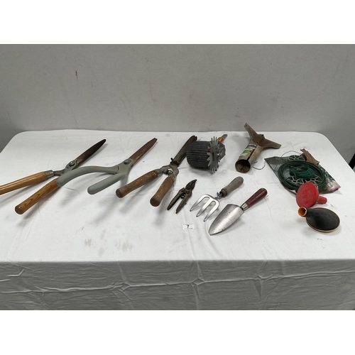 7 - TRAY OF GARDEN HAND TOOLS