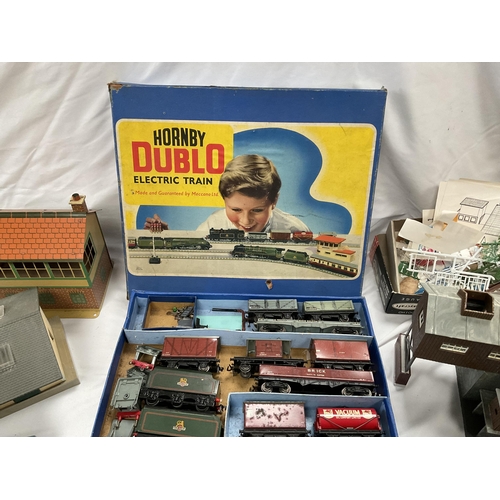 90 - LARGE VINTAGE HORNBY 00 GAUGE TRIAN SET TO INCLUDE LOCO'S ,TENDERS,TRUCKS,TRACK,BUILDINGS ,SHED ,CON... 