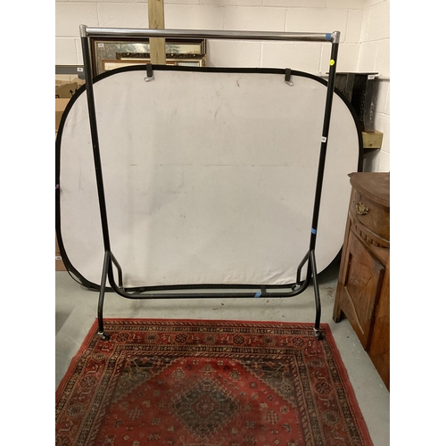 106 - COLLAPSIBLE METAL CLOTHES RAIL AND PATTERNED CARPET 54