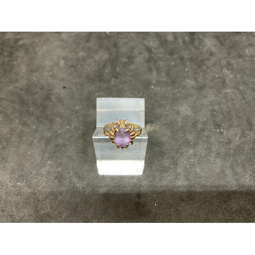 136 - DRESS RING MARKED 9 CT WITH PURPLE STONE TOTAL WEIGHT 2.8 G