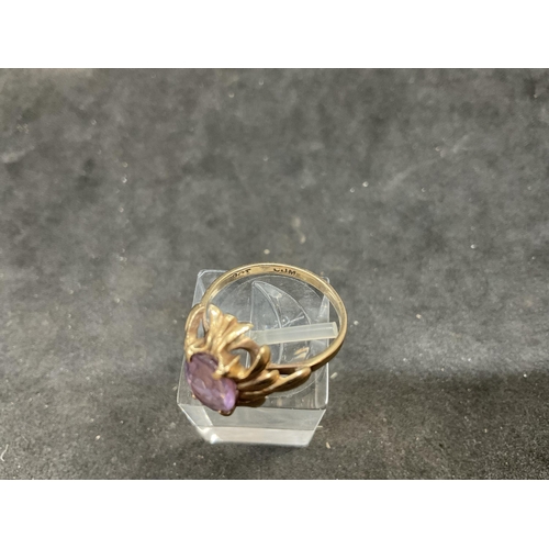 136 - DRESS RING MARKED 9 CT WITH PURPLE STONE TOTAL WEIGHT 2.8 G