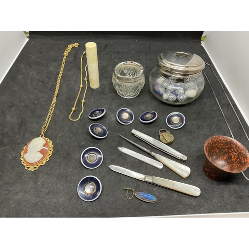 153 - QTY OF COSTUME JEWELLERY ALONG WITH A HALLMARK SILVER MOTHER OF PEARL FRUIT KNIFE AND A SILVER RIMME... 