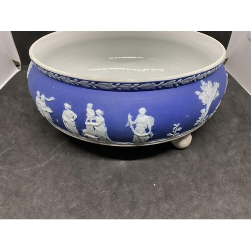 156 - WEDGEWOOD BLUE DIP JASPER FRUIT BOWL WITH CLASSICAL DECORATIONS AND A MASONS MANDELAY GINGER JAR