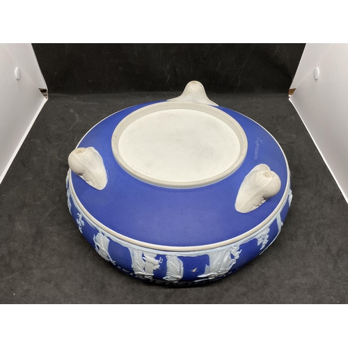 156 - WEDGEWOOD BLUE DIP JASPER FRUIT BOWL WITH CLASSICAL DECORATIONS AND A MASONS MANDELAY GINGER JAR