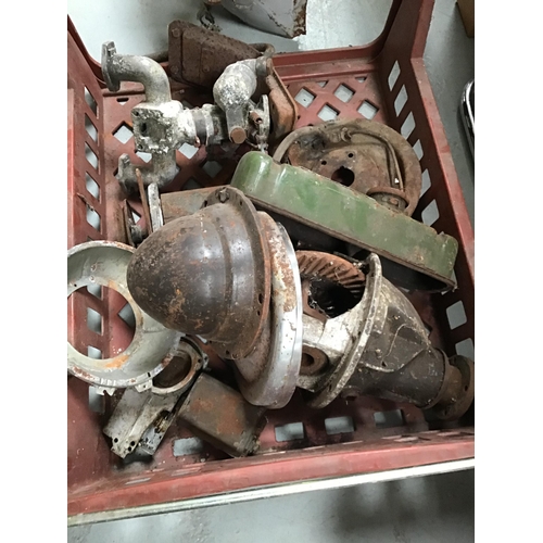 213 - QTY OF VINTAGE MORRIS MINOR CAR PARTS TO INCLUDE PETROL TANK ETC