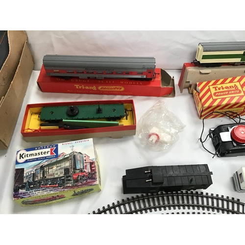 215 - SUITCASE OF VINTAGE TOYS TO INCLUDE TRIANG RAILWAY MINI MOTORWAY SET ETC