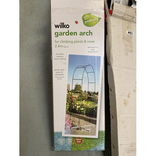 367 - QTY OF GARDEN SUNDRIES TO INCLUDE HANGING BASKETS ETC