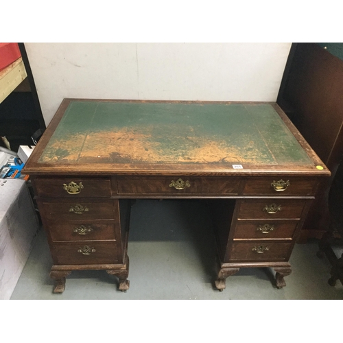 265 - OAK KNEE HOLE PEDASTAL DESK WITH FADED LEATHER TOP FITTED WITH 8 DRAWERS H32