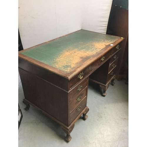 265 - OAK KNEE HOLE PEDASTAL DESK WITH FADED LEATHER TOP FITTED WITH 8 DRAWERS H32