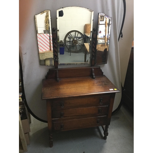 271 - SMALL VINTAGE OAK DRESSING TABLE WITH TRIPLE MIRROR AND BARLEY TWIST COLUMNS AND LEGS FITTED WITH 3 ... 