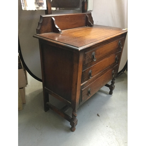 271 - SMALL VINTAGE OAK DRESSING TABLE WITH TRIPLE MIRROR AND BARLEY TWIST COLUMNS AND LEGS FITTED WITH 3 ... 