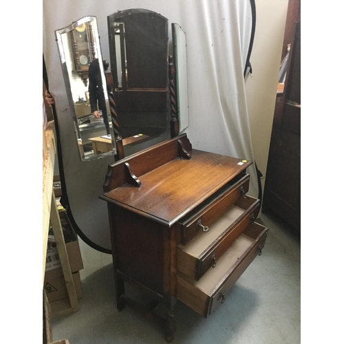 271 - SMALL VINTAGE OAK DRESSING TABLE WITH TRIPLE MIRROR AND BARLEY TWIST COLUMNS AND LEGS FITTED WITH 3 ... 